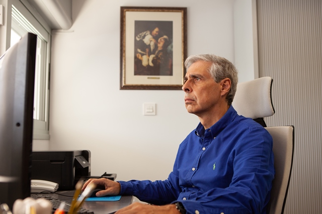 Profesional de la clínica en el despacho
