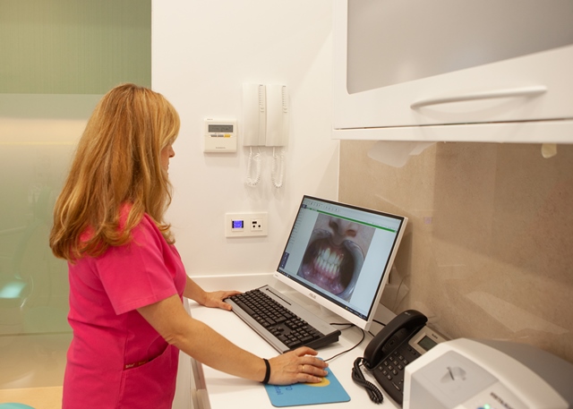 Profesional de la clínica revisando una radiografía